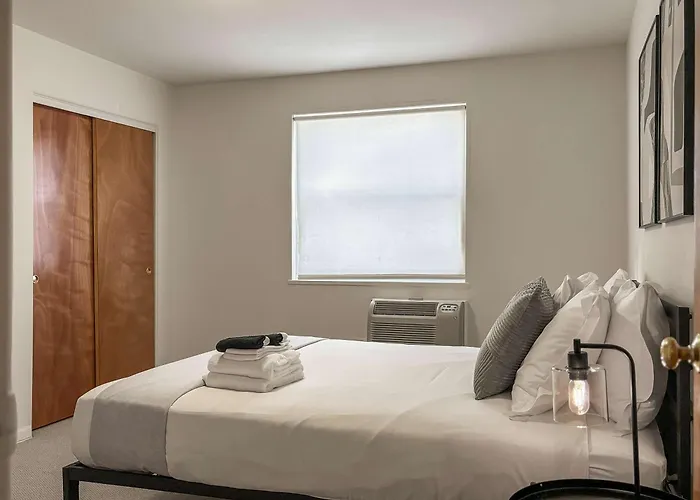 Chic Retreat 1br Unit - Church A2 Apartment